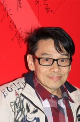 高大威（泰迪·罗宾饰演）