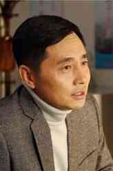 胡强（谭洋饰演）