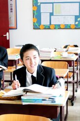 朵儿（张子枫饰演）