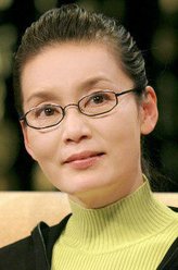 汉母（潘虹饰演）