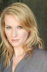 艾米莉·霍尔姆斯剧照