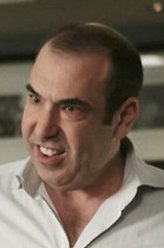 Louis Litt（里克·霍夫曼饰演）
