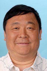 坤叔（秦煌饰演）