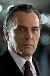 卡洛斯·艾伯特（何塞·科罗纳饰演）