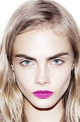 Melanie（卡拉·迪瓦伊饰演）