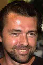 Robert Rogers（安古斯·麦克菲登饰演）