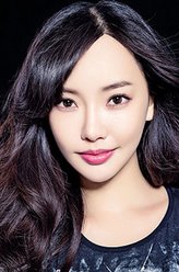 阿彩（童菲饰演）