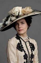 柯拉·克劳利（伊丽莎白·麦戈文饰演）