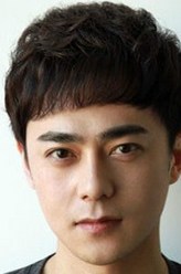 曲哲明（曲哲明饰演）