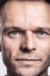 亚力克·纽曼（亚力克·纽曼饰演）