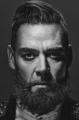 奎因（马尔顿·索克斯饰演）