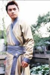 杨开泰（万弘杰饰演）