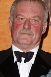 Captain Edward James（伯纳德·希尔饰演）