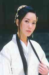 殷素素（郭妃丽饰演）