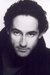 Robert Cavanah（罗伯特·卡瓦纳奇饰演）