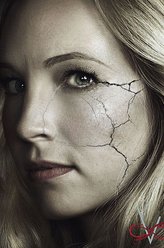 卡罗琳·福布斯（坎迪丝·阿科拉饰演）