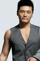 雷子（姬他饰演）