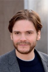 Dr. Georg Rosen（丹尼尔·布鲁赫饰演）