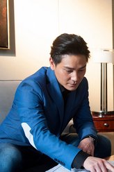 何俊贤（丁子峻饰演）