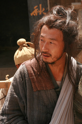 草根（邱林饰演）