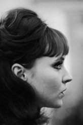 安娜·卡里娜剧照