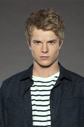 Caleb Haas（格雷厄姆·罗杰斯饰演）