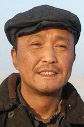 王进喜（吴刚饰演）
