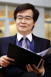 何振雄（朱虎声饰演）