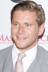 汤姆·布兰森（艾伦·里奇饰演）