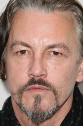 Leo（汤米·弗拉纳根饰演）