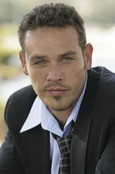 Dan Espinoza（凯文·阿历詹卓饰演）