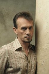 Theodore Bagwell（罗伯特·克耐普饰演）