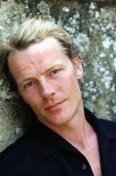 乔拉·莫尔蒙（伊恩·格雷饰演）