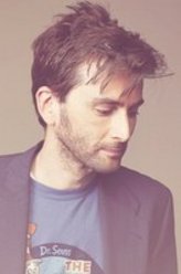 亚力克·哈迪（大卫·田纳特饰演）