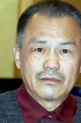 何父（李万年饰演）