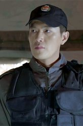 崔华盾（张进饰演）