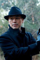 何坚（淳于珊珊饰演）