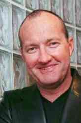 罗素（兰迪·奎德饰演）