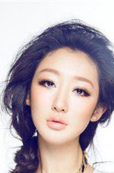 琪琪格（李依馨饰演）