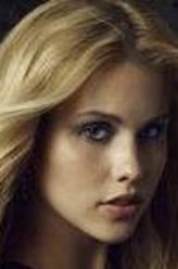 卡罗琳·福布斯（坎迪丝·阿科拉饰演）