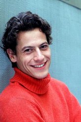 Fifth Officer Lowe（艾恩·格拉法德饰演）