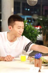 小山（张一山饰演）