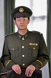 余汉群（夏侯镔饰演）