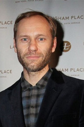 Patrick（詹姆斯·希利尔饰演）