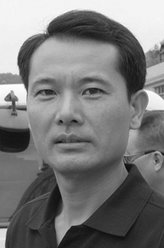 张闻天（脱一然饰演）