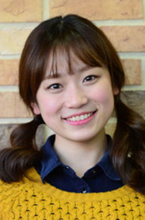 尹松（金瑟祺饰演）