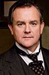 罗伯特·克劳利（休·博内威利饰演）