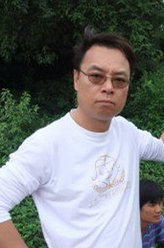电视台主管（李力持饰演）