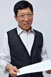 黄本强（韩童生饰演）