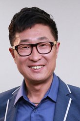 奕玝（林永健饰演）